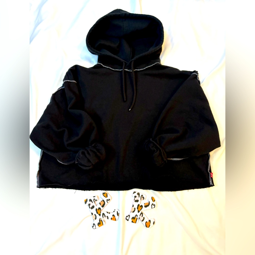 Black Hooded Junior’s Crop Sweatshirt